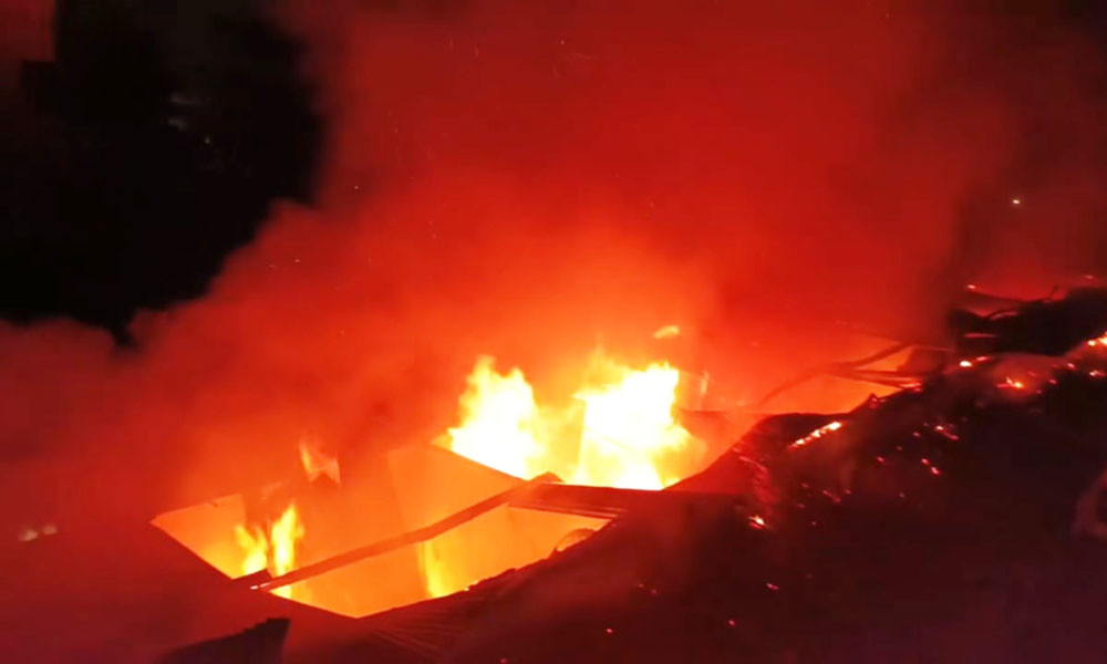 আশুলিয়ায় শ্রমিক কলোনিতে আগুনে পুড়ল ৩০ ঘর